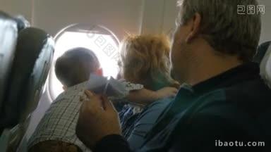 小男孩坐在奶奶的腿上，看着窗外的飞机祖父试图用纸飞机娱乐他
